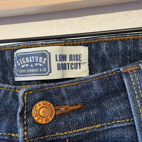 Signature by Levi Strauss & Co Low Rise Bootcut Dark Wash Jeans Size 6 Misses M - Picture 3 of 6